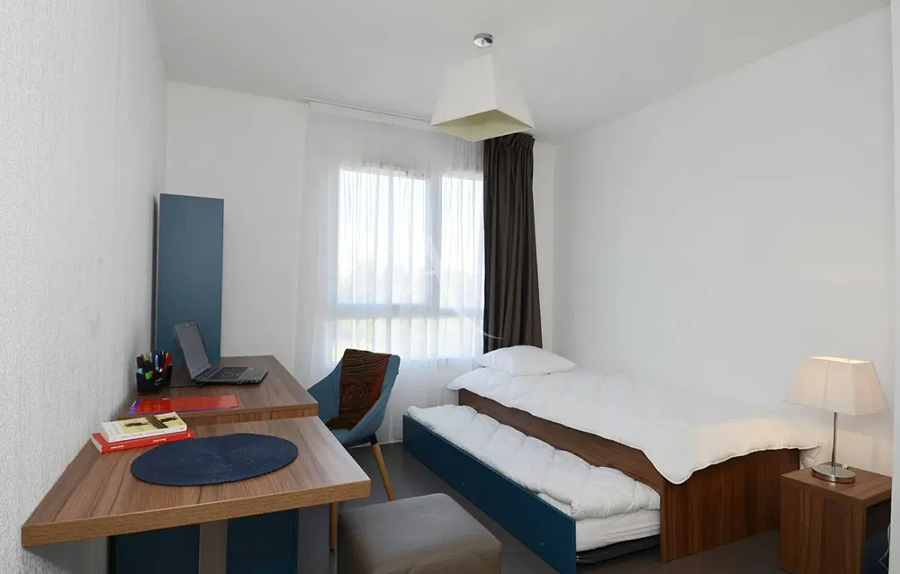 Sala de estar; chão de madeira, luz natural, estilo moderno, teto alto