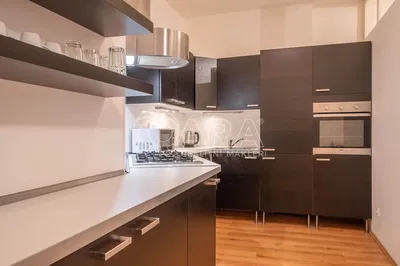 Salon; parquet, lumière naturelle, style moderne, hauteur sous plafond