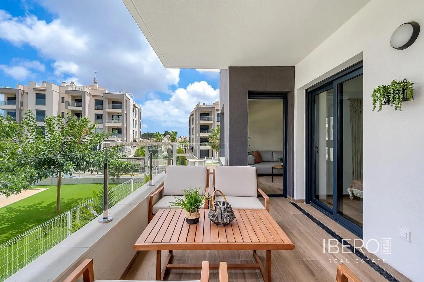 Salon; podłoga drewniana, światło dzienne, styl nowoczesny, wysokie sufity