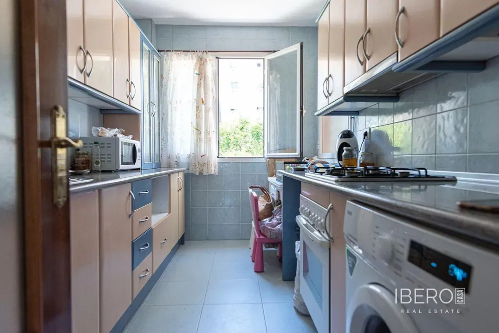 Salon; podłoga drewniana, światło dzienne, styl nowoczesny, wysokie sufity