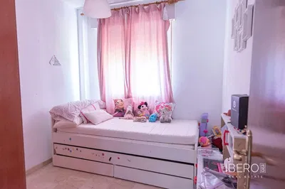 Salon; podłoga drewniana, światło dzienne, styl nowoczesny, wysokie sufity