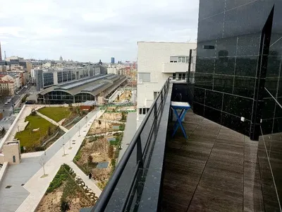 Дневна соба; дрвени под, природно светло, модерни стил, високи плафони