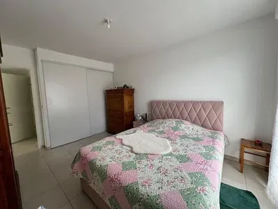 Keuken; keukenapparatuur, houten vloer, natuurlijk licht, moderne stijl, gerenoveerd