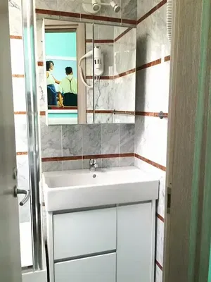 Salon; parquet, lumière naturelle, style moderne, hauteur sous plafond