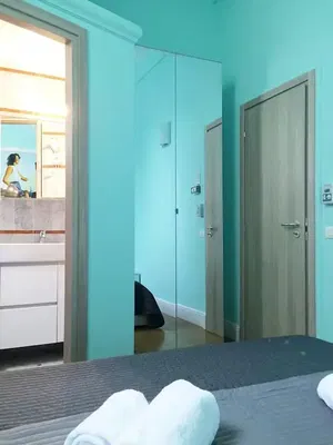 Wohnzimmer; holzboden, tageslicht, moderner stil, hohe decken