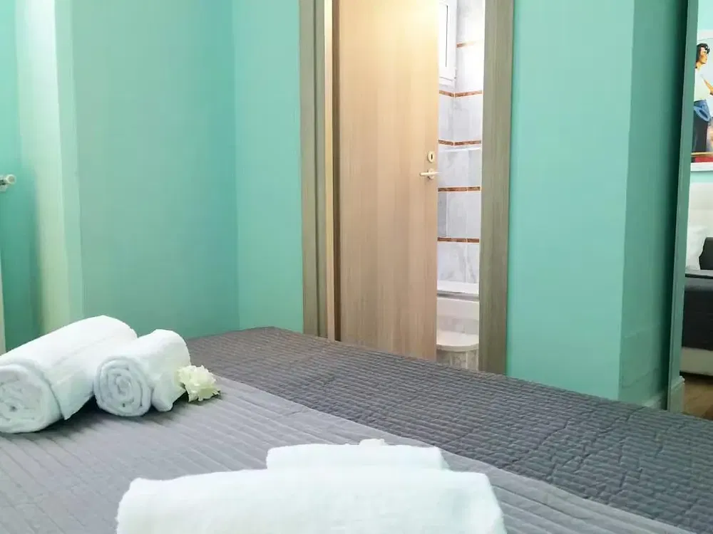 Salon; parquet, lumière naturelle, style moderne, hauteur sous plafond