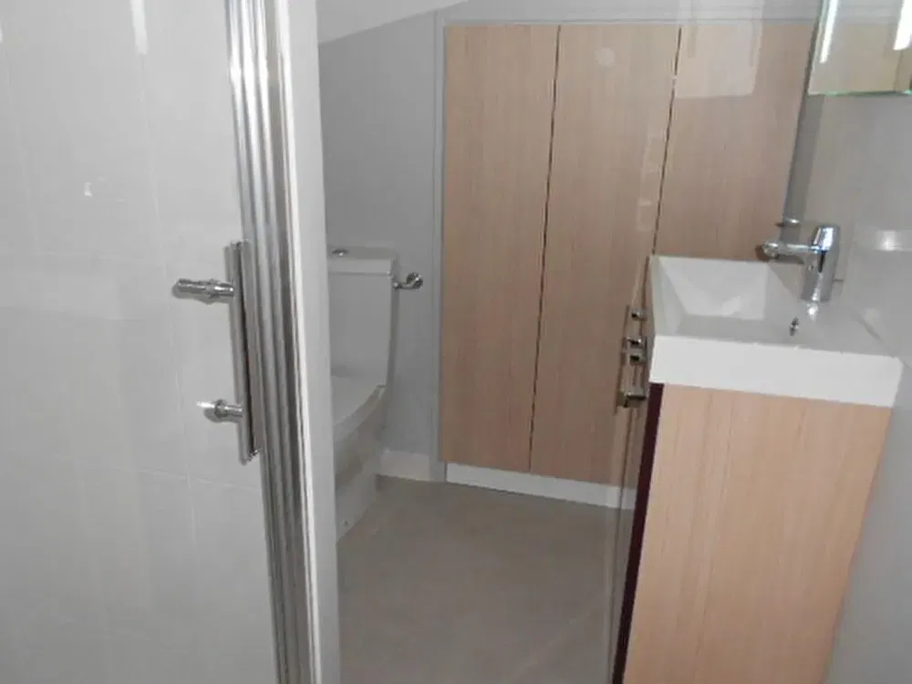 Woonkamer; houten vloer, natuurlijk licht, moderne stijl, hoge plafonds