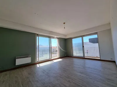 Woonkamer; houten vloer, natuurlijk licht, moderne stijl, hoge plafonds