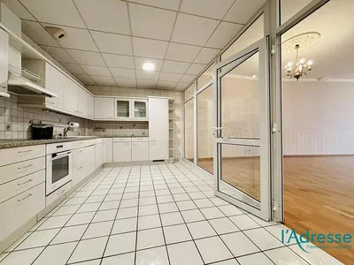 Living room; wood floor, natural light, modern style, high ceiling