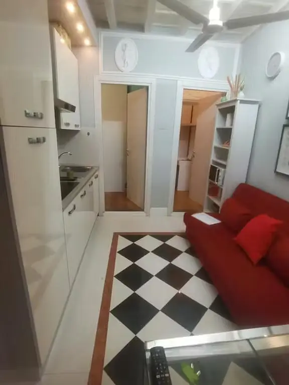 Σαλόνι; ξύλινο πάτωμα, φυσικό φως, μοντέρνο στυλ, ψηλά ταβάνια