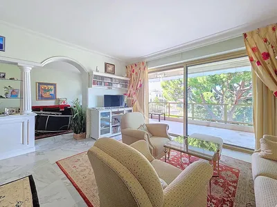 Oturma odası; ahşap zemin, doğal ışık, modern stil, yüksek tavan