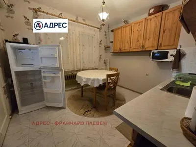 Wohnzimmer; holzboden, tageslicht, moderner stil, hohe decken