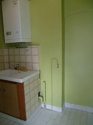 Cucina; elettrodomestici, pavimento in piastrelle, luce naturale, stile moderno