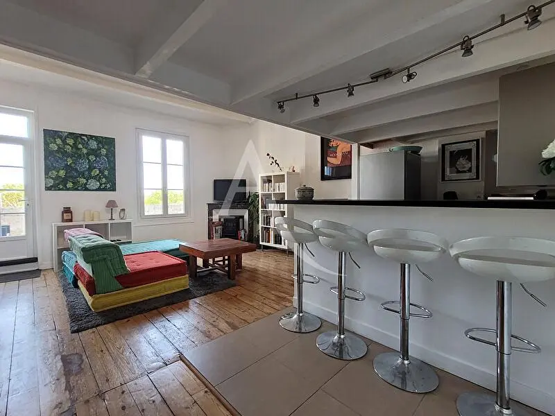 Дневна соба; дрвени под, природно светло, модерни стил, високи плафони