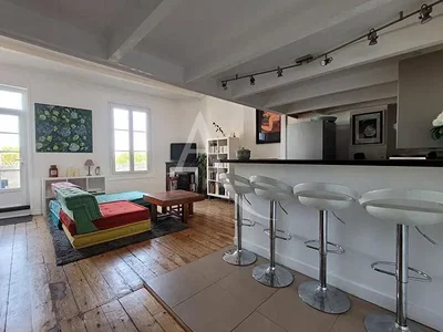 Дневна соба; дрвени под, природно светло, модерни стил, високи плафони