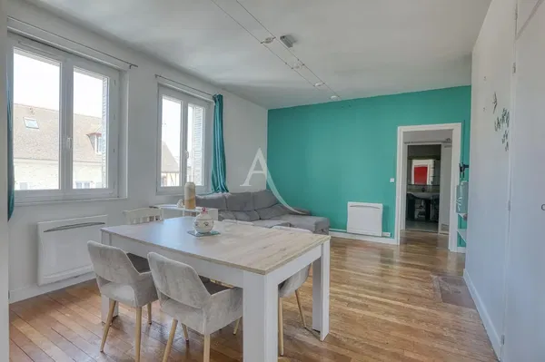 Cucina; elettrodomestici, pavimento in legno, luce naturale, stile moderno, ristrutturato