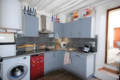 Wohnzimmer; holzboden, tageslicht, moderner stil, hohe decken