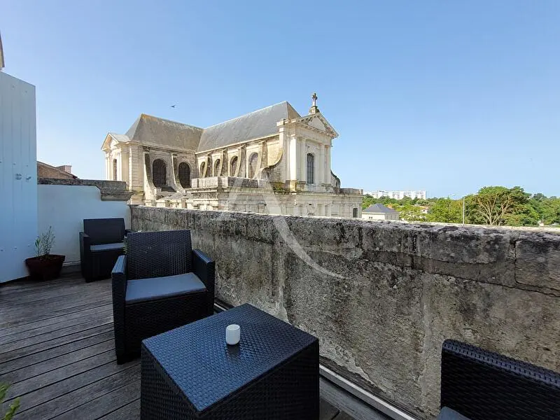 Дневна соба; дрвени под, природно светло, модерни стил, високи плафони