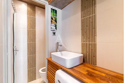 Soggiorno; pavimento in legno, luce naturale, stile moderno, soffitti alti