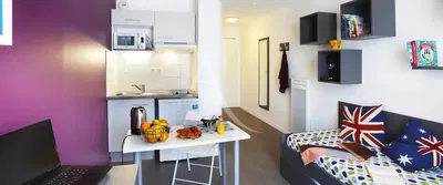 Wohnzimmer; holzboden, tageslicht, moderner stil, hohe decken