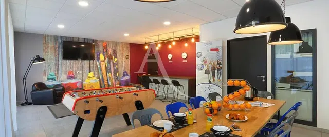 Kuchnia; sprzęt kuchenny, podłoga drewniana, światło dzienne, styl nowoczesny, wyremontowany