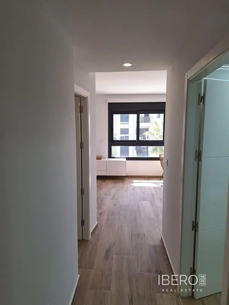 Wohnzimmer; holzboden, tageslicht, moderner stil, hohe decken