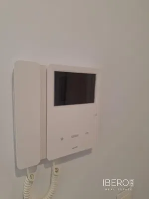 Wohnzimmer; holzboden, tageslicht, moderner stil, hohe decken