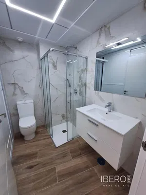 Wohnzimmer; holzboden, tageslicht, moderner stil, hohe decken