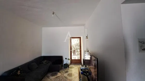 Wohnzimmer; holzboden, tageslicht, moderner stil, hohe decken