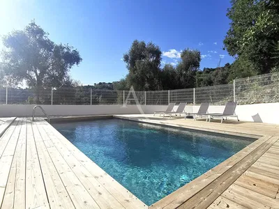 Salón; suelo de madera, luz natural, estilo moderno, techos altos