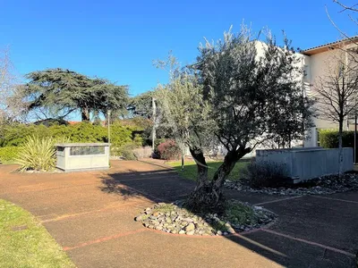 Salon; parquet, lumière naturelle, style moderne, hauteur sous plafond