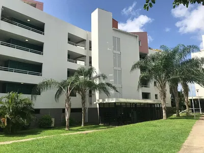 Oturma odası; ahşap zemin, doğal ışık, modern stil, yüksek tavan