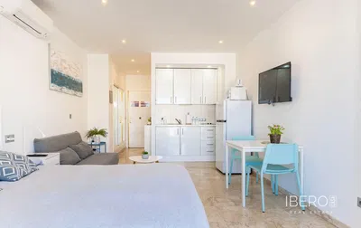 غرفة معيشة; أرضية خشبية, ضوء طبيعي, أسلوب عصري, أسقف عالية