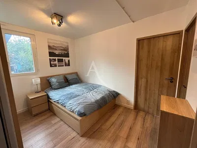 Дневна соба; дрвени под, природно светло, модерни стил, високи плафони