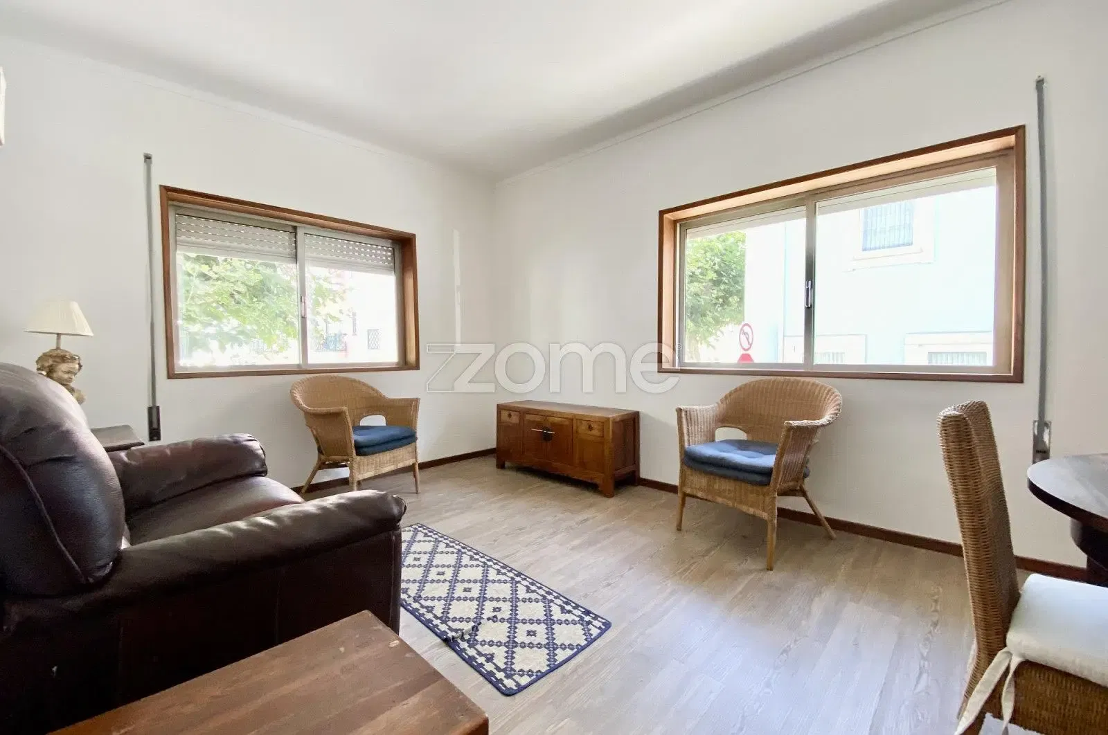 Хол; дървен под, естествена светлина, модерен стил, високи тавани