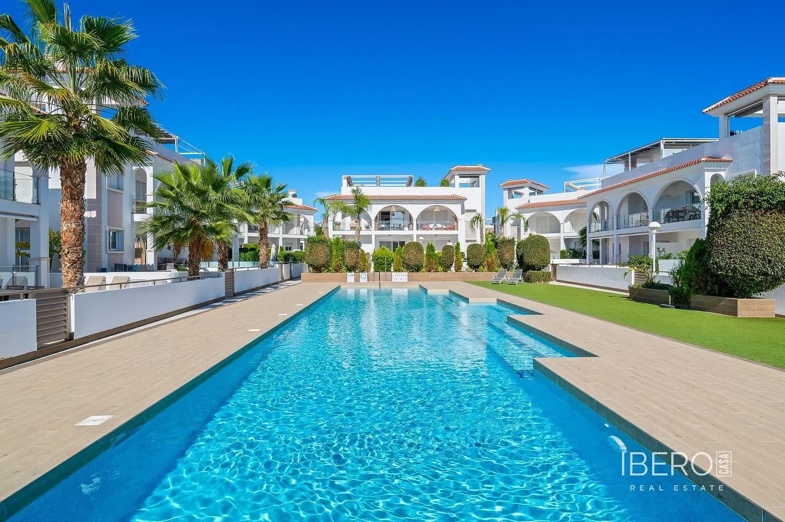 Salon; podłoga drewniana, światło dzienne, styl nowoczesny, wysokie sufity