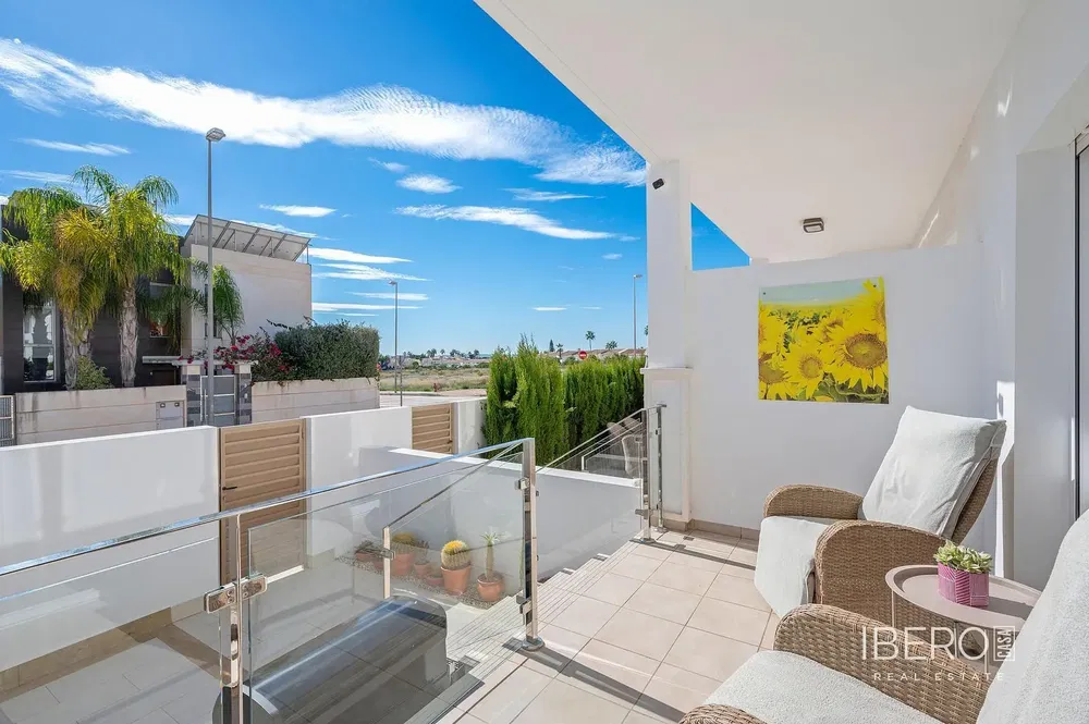 Salon; podłoga drewniana, światło dzienne, styl nowoczesny, wysokie sufity