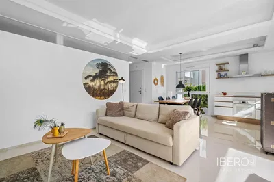 Salon; podłoga drewniana, światło dzienne, styl nowoczesny, wysokie sufity