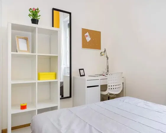 Kuhinja; kućanski aparati, drveni pod, prirodna svjetlost, moderan stil