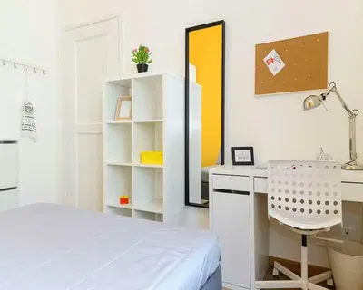 Σαλόνι; ξύλινο πάτωμα, φυσικό φως, μοντέρνο στυλ, ψηλά ταβάνια