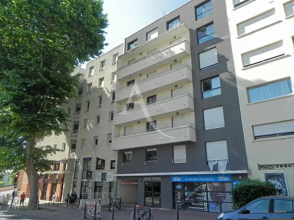 Soggiorno; pavimento in legno, luce naturale, stile moderno, soffitti alti