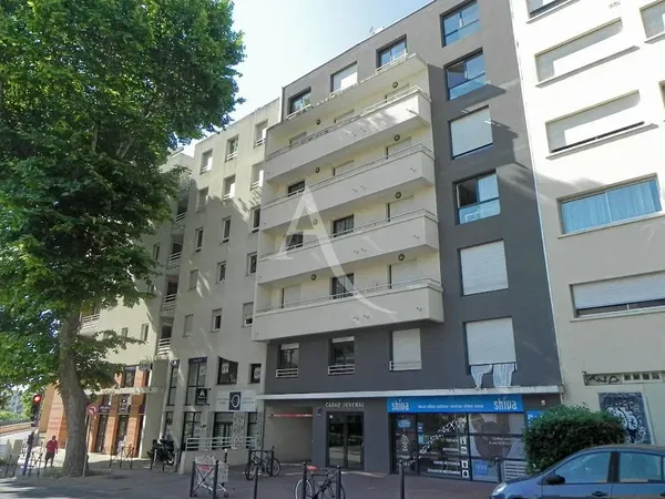 Soggiorno; pavimento in legno, luce naturale, stile moderno, soffitti alti