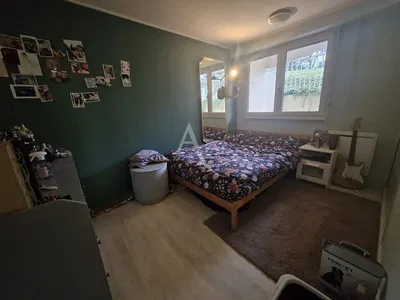 Дневна соба; дрвени под, природно светло, модерни стил, високи плафони