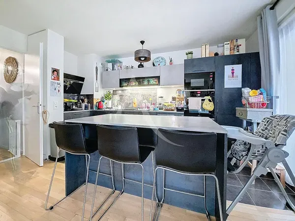 Σαλόνι; ξύλινο πάτωμα, φυσικό φως, μοντέρνο στυλ, ψηλά ταβάνια