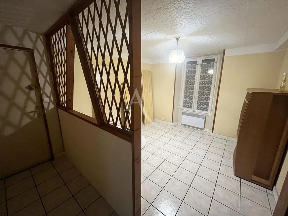 Σαλόνι; ξύλινο πάτωμα, φυσικό φως, μοντέρνο στυλ, ψηλά ταβάνια