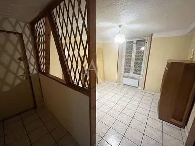 Σαλόνι; ξύλινο πάτωμα, φυσικό φως, μοντέρνο στυλ, ψηλά ταβάνια