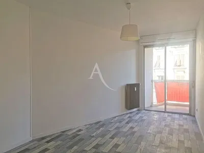 Salon; parquet, lumière naturelle, style moderne, hauteur sous plafond