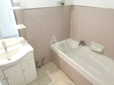 Salon; parquet, lumière naturelle, style moderne, hauteur sous plafond