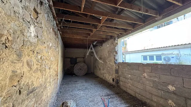 Salon; podłoga drewniana, światło dzienne, styl nowoczesny, wysokie sufity