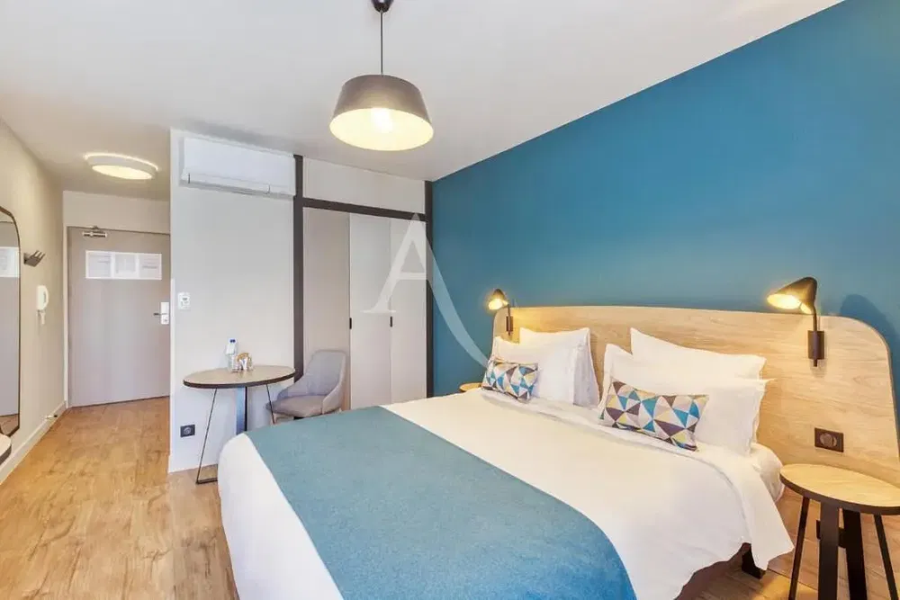 Σαλόνι; ξύλινο πάτωμα, φυσικό φως, μοντέρνο στυλ, ψηλά ταβάνια